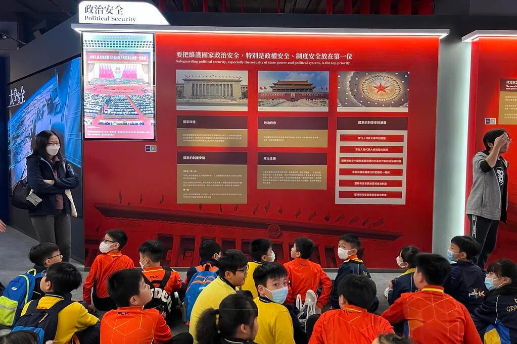 香港教育局更新中小学及幼儿园国安自评检视表，要求学校审视活动受邀演讲者、教练和表演者的身份背景，确保活动完全不涉危害国家安全。