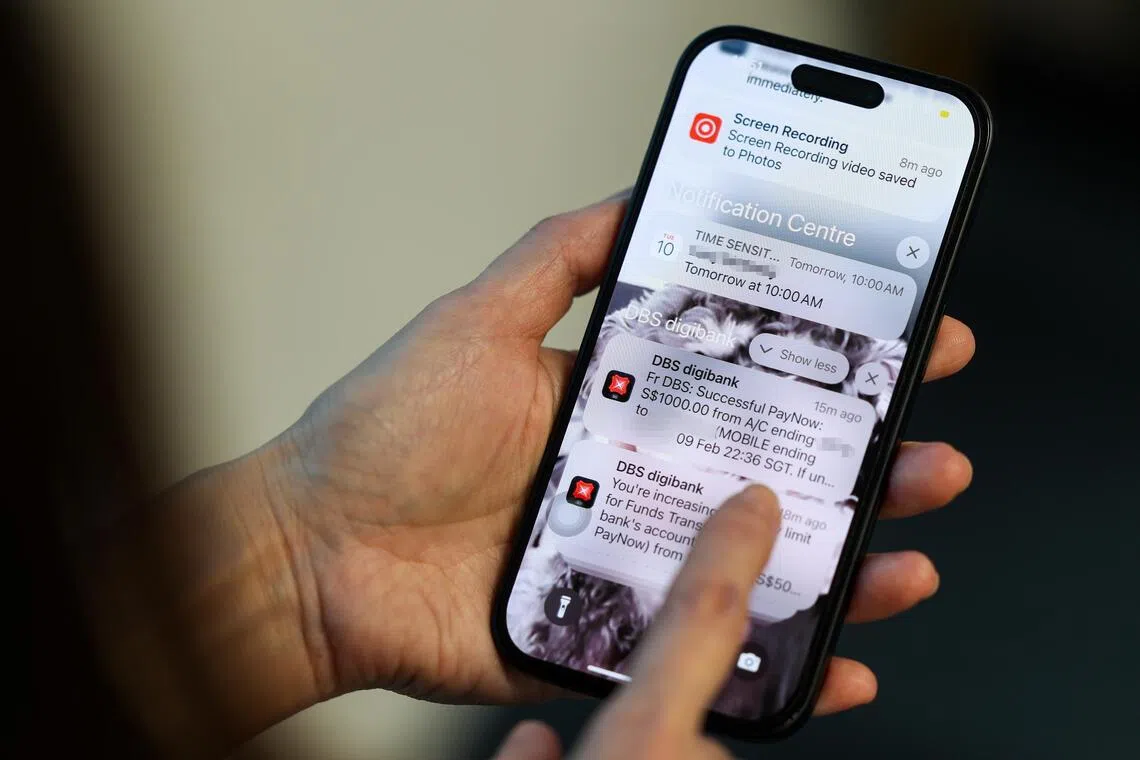 林女士点击钓鱼邮件中的链接后收到银行通知，说她的户头转出了1000元。（林明顺摄）