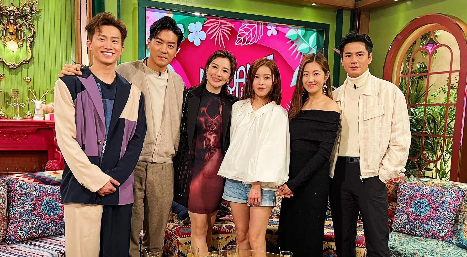 麦美恩（左三）为清谈节目《Mayanne小喇叭》打了不少人情牌。（互联网）