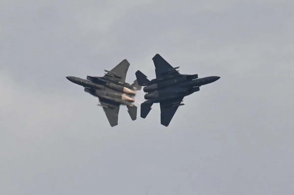 两架F-15SG战斗机近距离交叉而过，展现出空军机师的专业技巧。（唐家鸿摄）