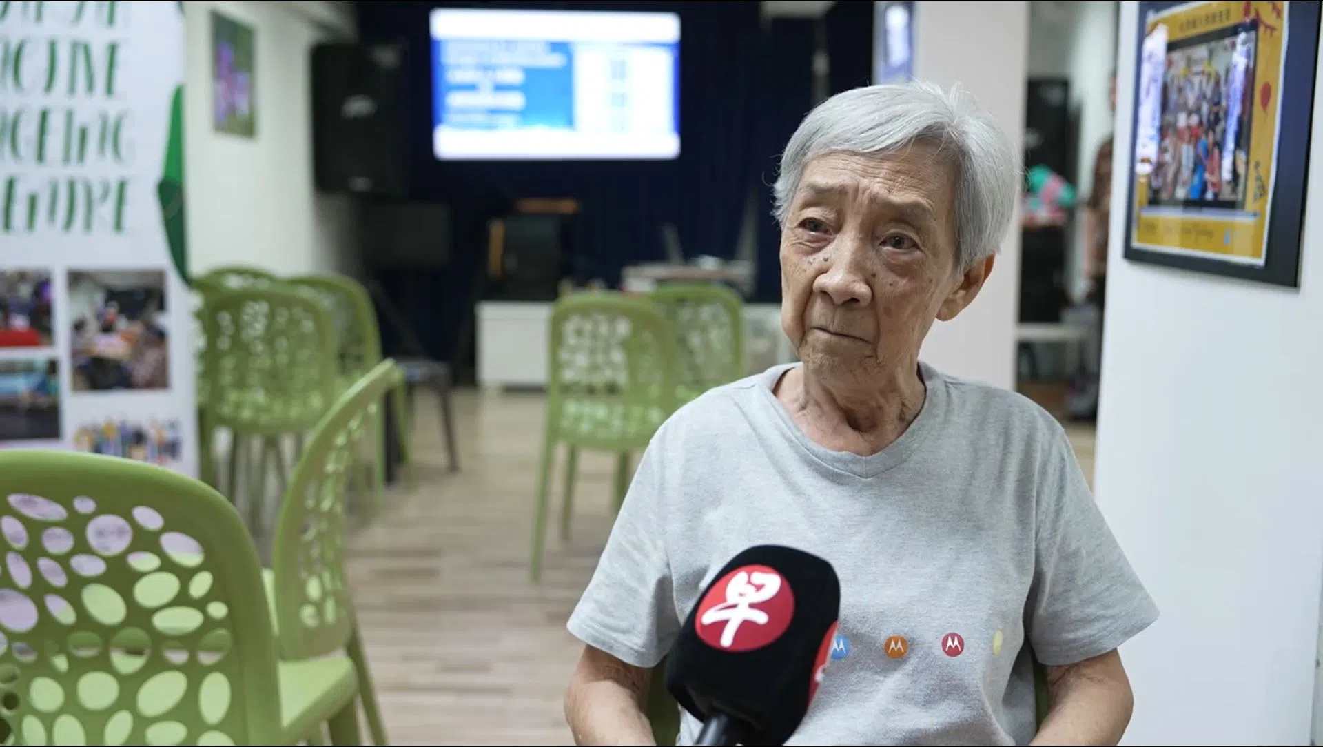 一名讲座参与者、70岁的陈女士指出，有些假视频的背景与人物不搭，或者背景过于模糊。（视频截图）
