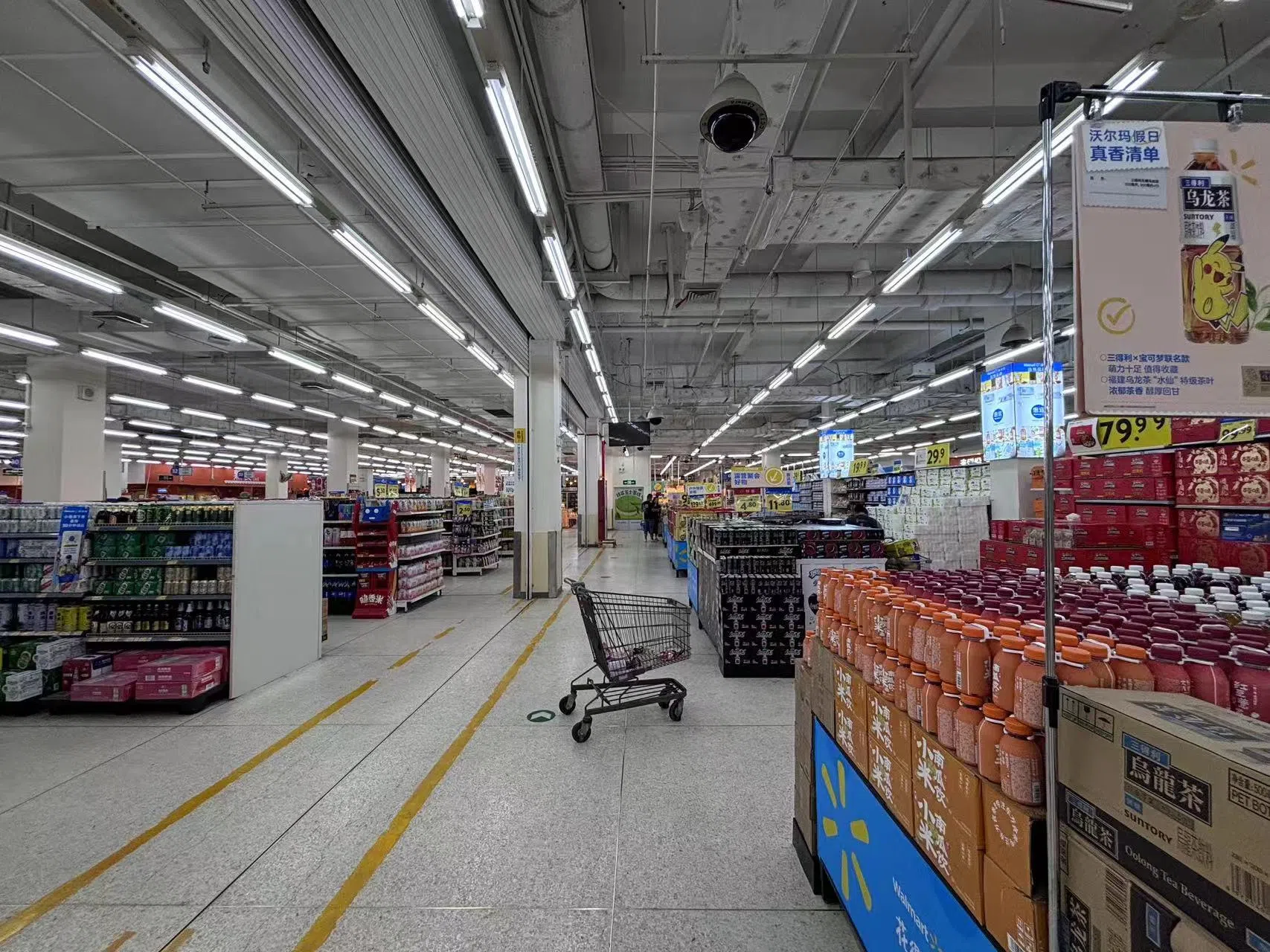 中国上海鹿都国际购物广场三楼的松江沃尔玛超市发生命案后，星期二（10月1日）超市内顾客不多。（黎康摄）
