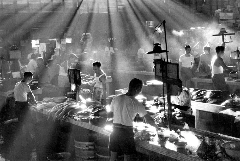 《潮州巴刹》是雷福胜1961年拍摄的作品，也是他生平卖出的第一张照片。（雷福胜摄）