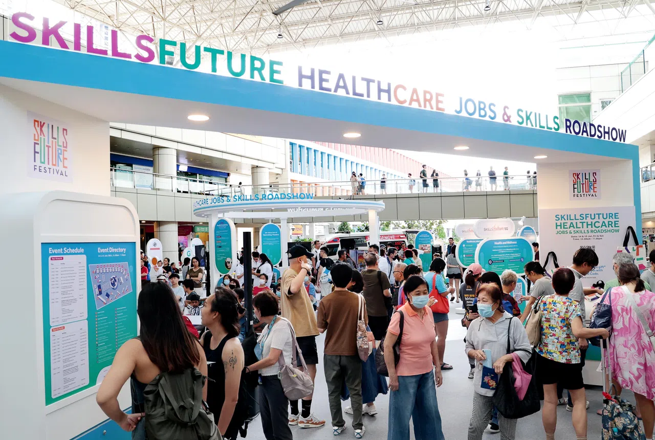 精深技能发展局数据显示，去年只有27%年龄60岁以上的公民使用技能创前程培训补助。图为公众出席精深局举办的医疗保健职业与技能路演。（李冠卫摄）