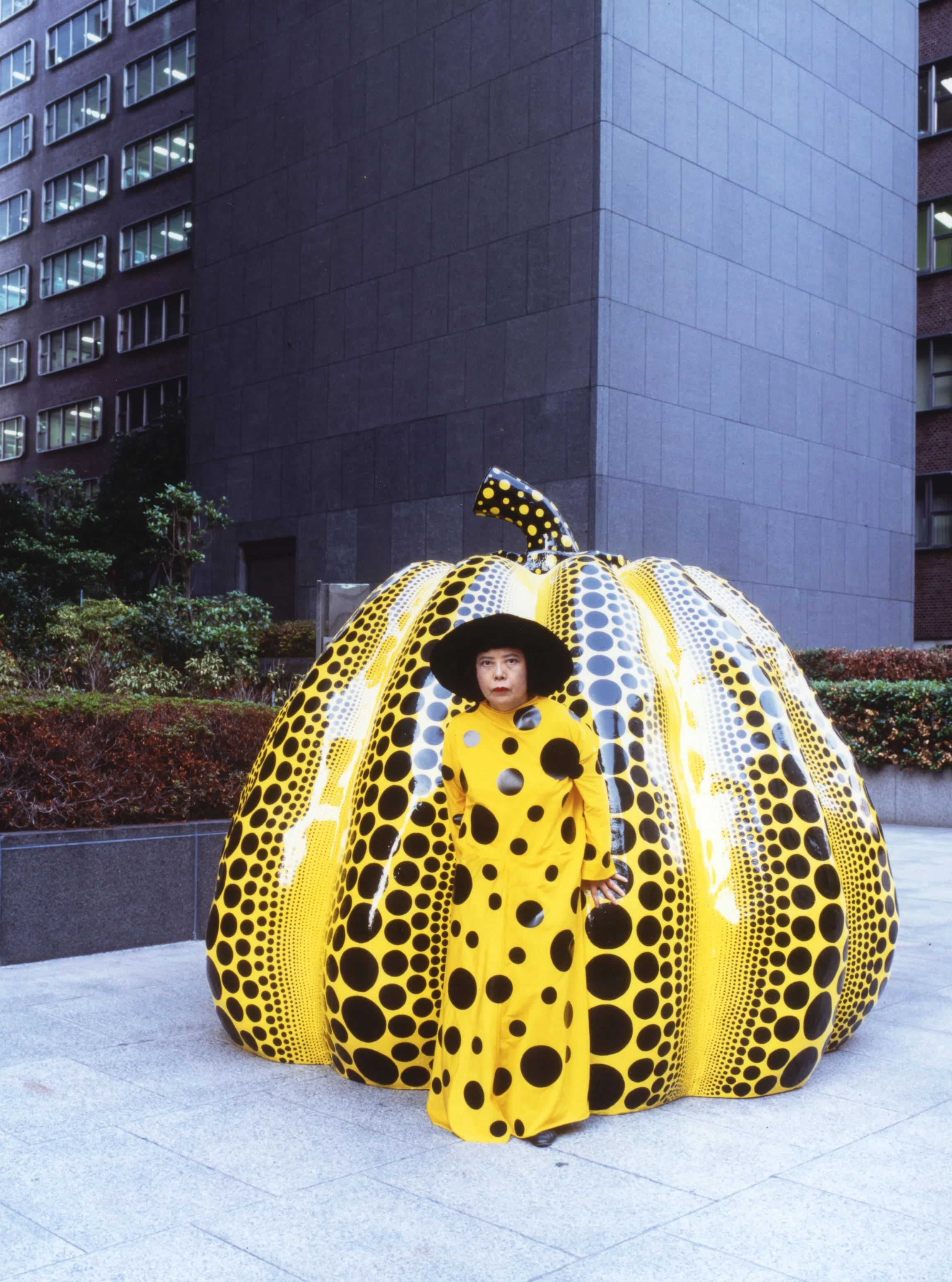 草间弥生以重复的波点图案和南瓜雕塑著称。（取自Yayoi Kusama Museum IG）