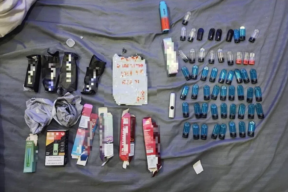 自去年以来，关于电子烟违法行为的公众举报显著增加。2024年，当局共接获超过3000起举报；单在今年上半年，举报数量已达2500多起。图为今年5月，卫生科学局从一名16岁青年家中搜出的54个烟弹和三支电子烟。部分烟弹含有麻醉药依托咪酯。（卫生科学局提供）