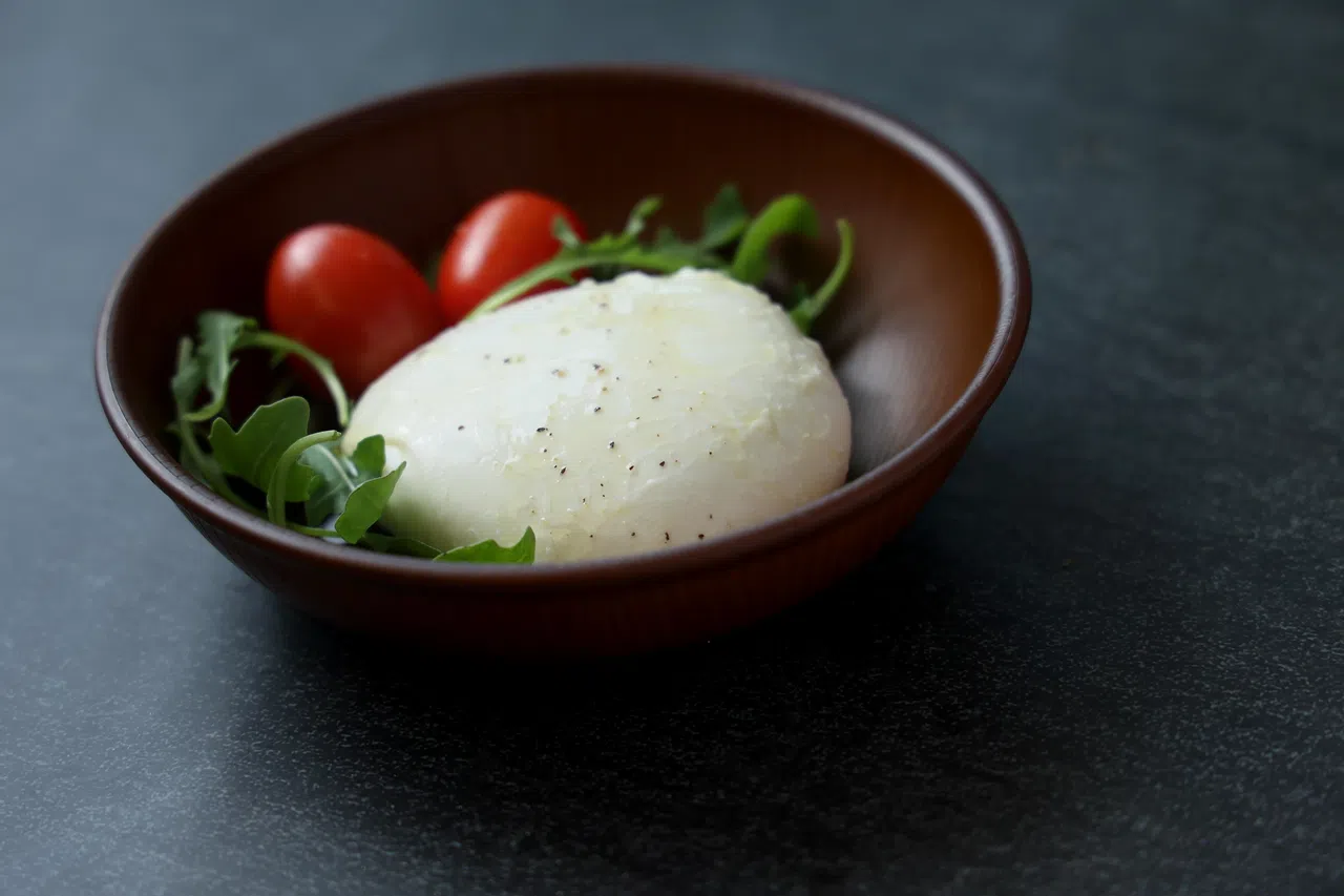 新鲜莫札瑞雷的脂肪和钠含量比许多乳酪低，建议搭配蔬菜享用。（龙国雄摄）