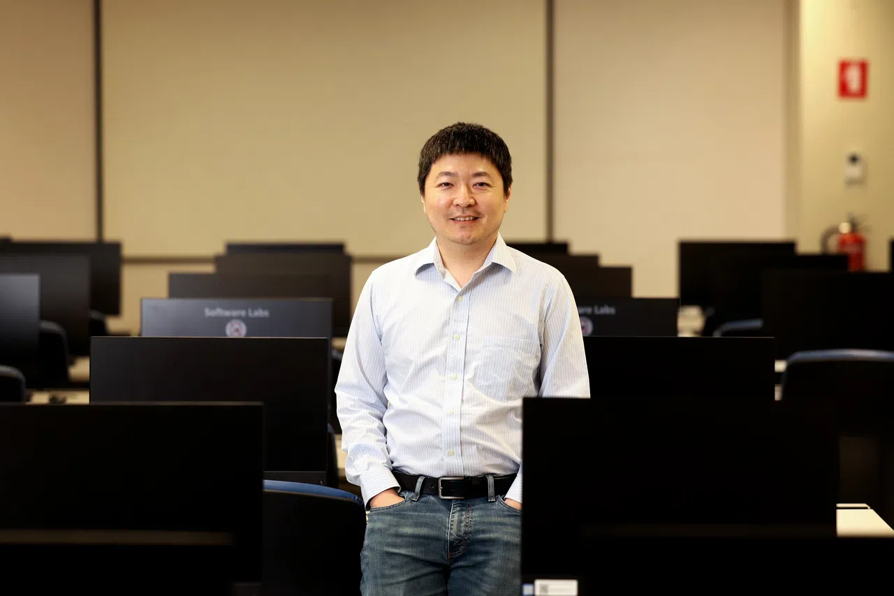 南洋理工大学计算机科学与工程学院副教授李搏扬预测，图像与视频生成的可控度将在2025年获得改善。（档案照）