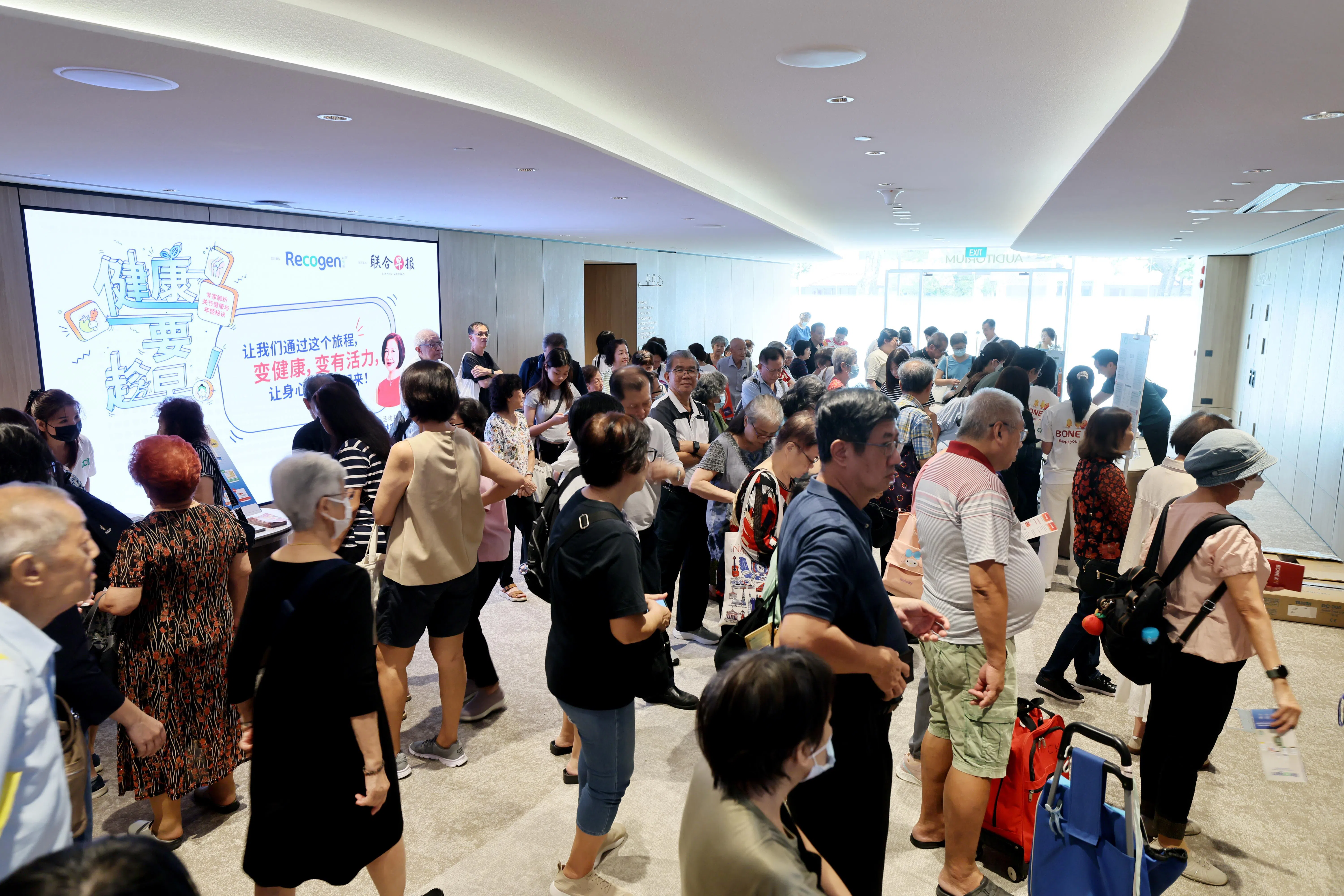 “健康要趁早”讲座由利骨筋（Recogen）主办，《联合早报》是支持媒体，读者反应热烈。（龙国雄摄）