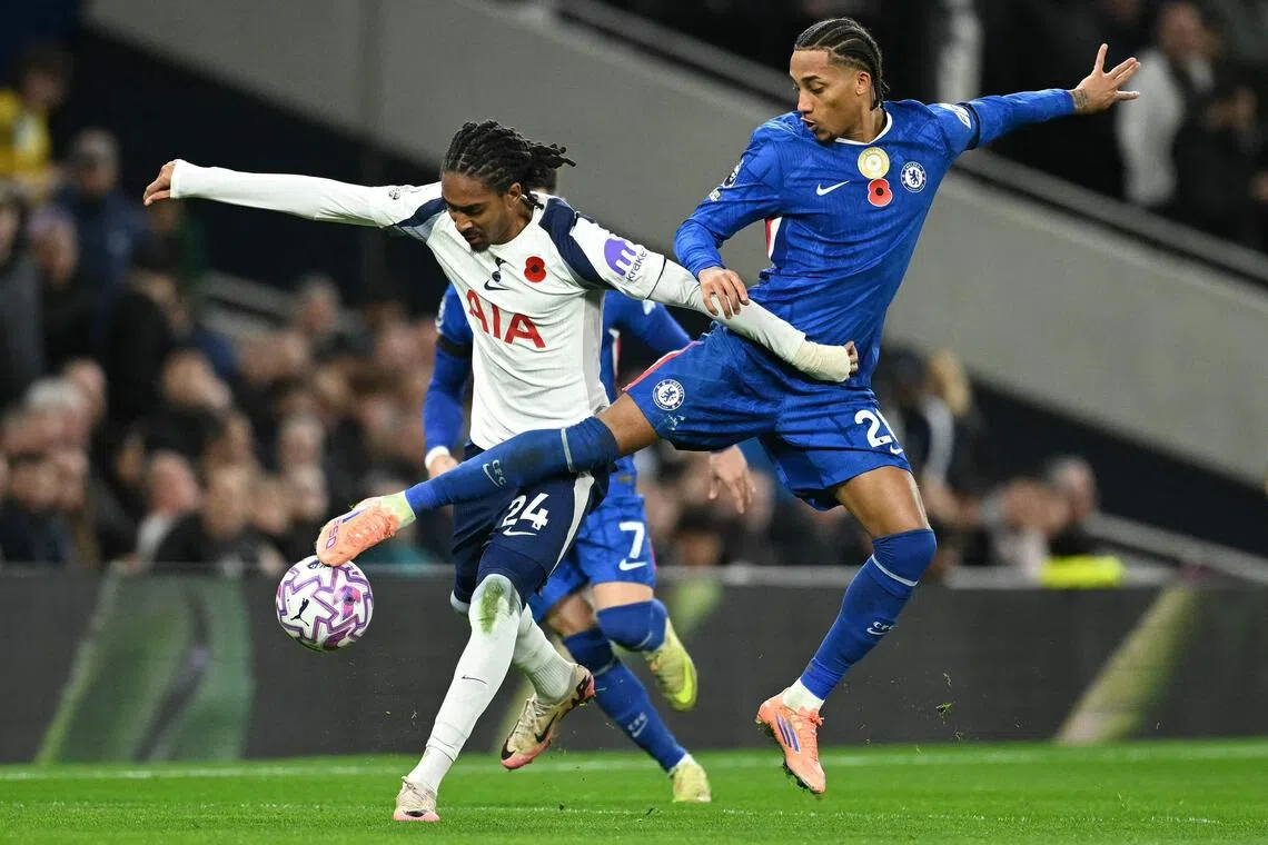 虽然蓝军大将帕尔默预计到12月才能回归，但前锋佩德罗（右）近期状态不错，上场对同城死敌热刺攻入致胜一球，此役有望延续发挥。（法新社）