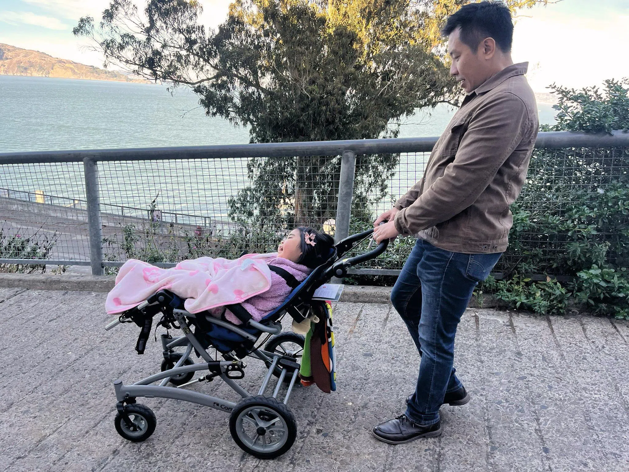 吕德利一家人带女儿到旧金山求诊时，也带她去迪士尼乐园，希望为小生命的最后旅程留下美好回忆。（受访者提供）