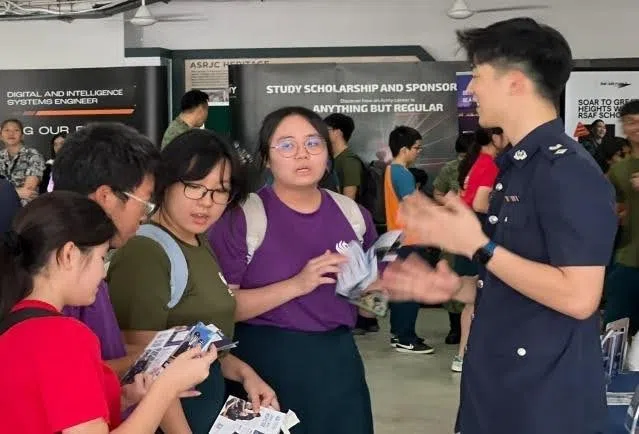 来自各行业的机构以及政府部门在学校的前厅设立展摊，让学生有机会咨询、了解不同机构所设立的奖学金。（安德逊实龙岗初院提供）