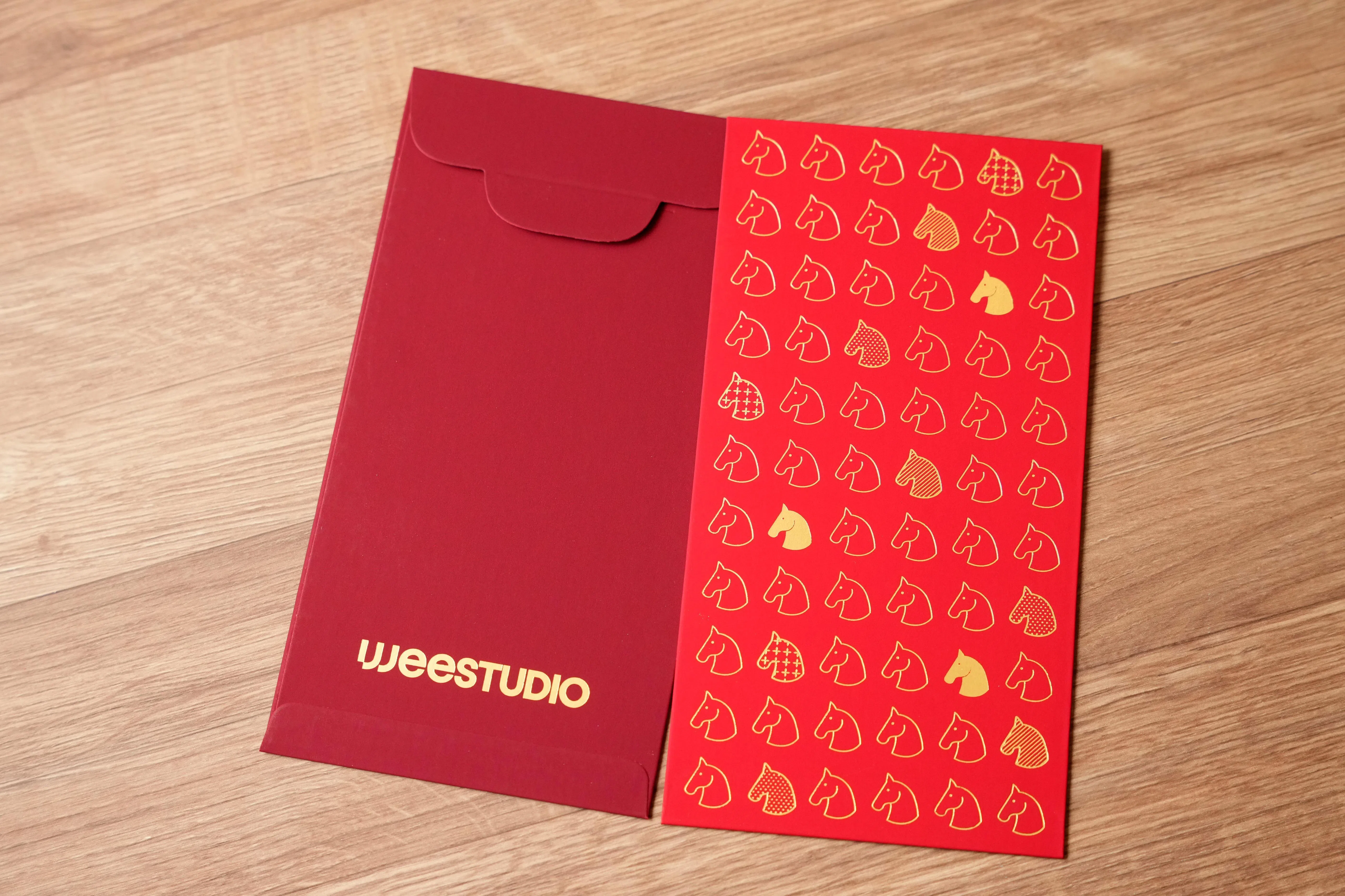 Wee Studio马年红包简约大方。（谢智扬摄）