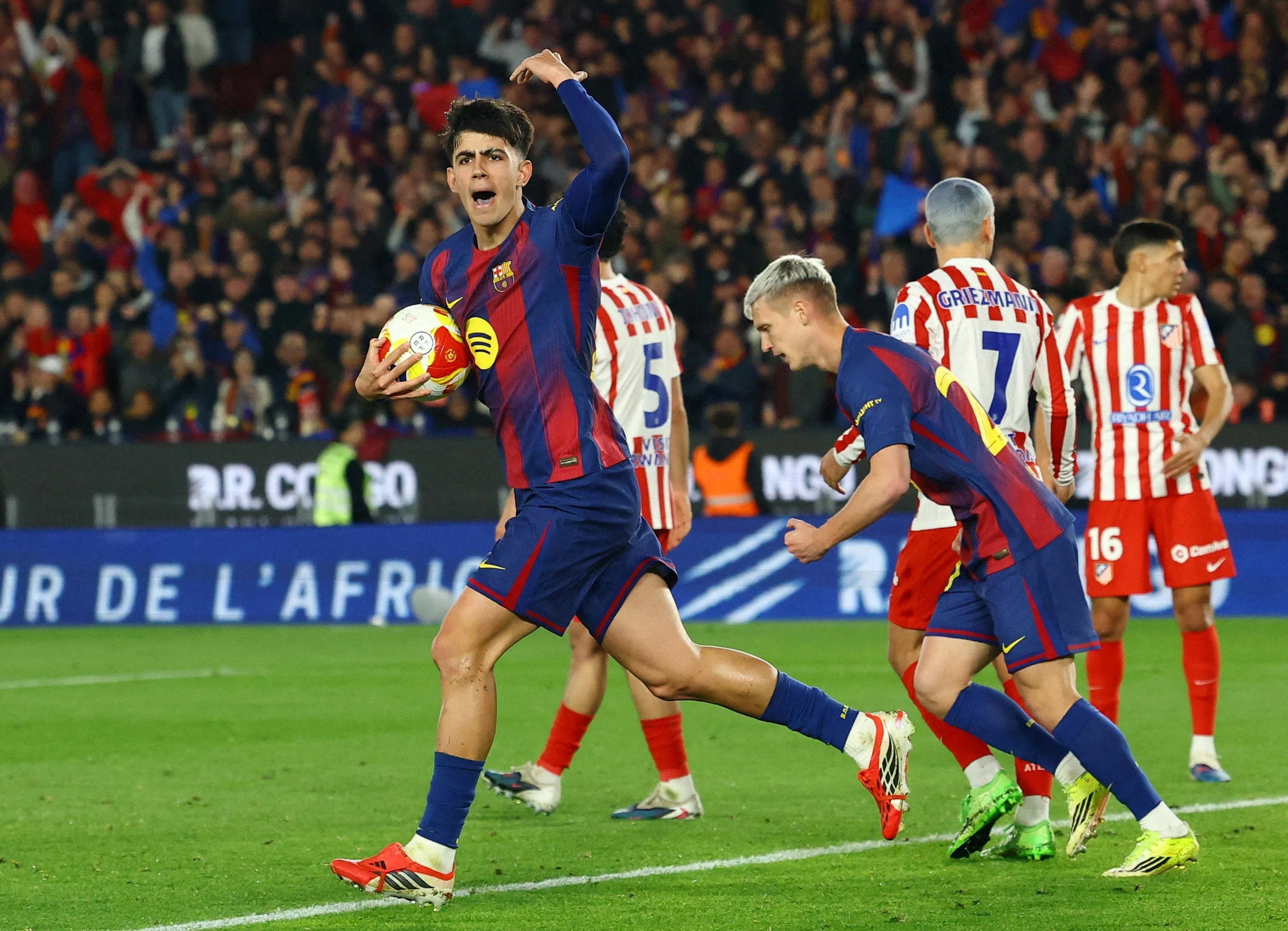 贝尔纳尔（持球者）本场梅开二度，是巴塞在次回合反击的功臣。     （路透社）