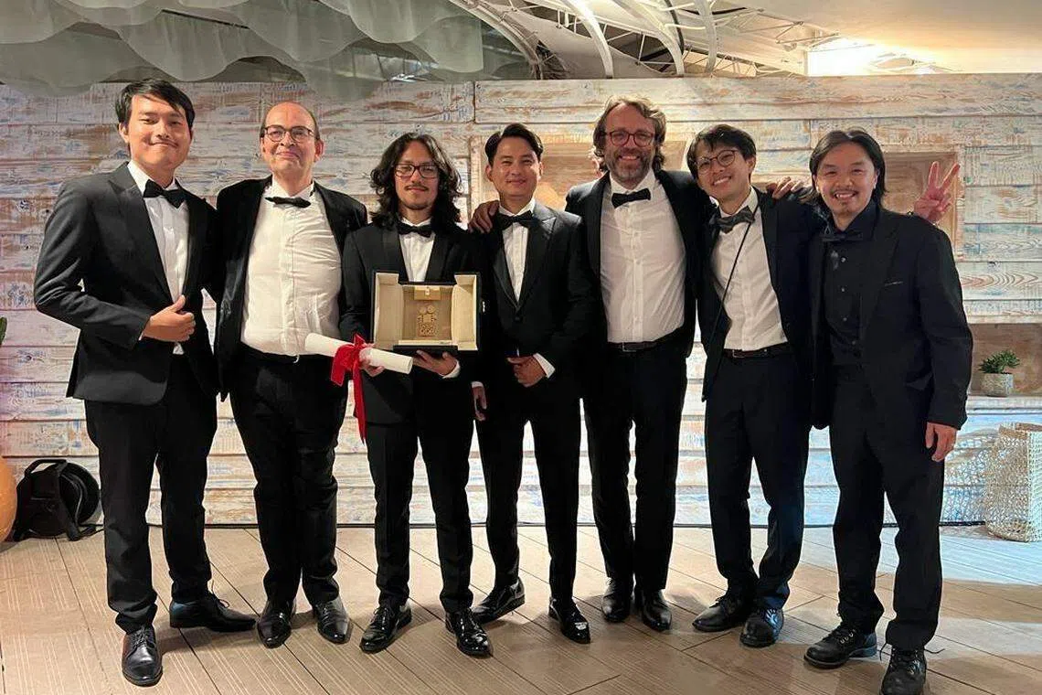 蔡绍勇（右二）与《黄茧壳内》导演（左三）在康城得奖后合照。（受访者提供）