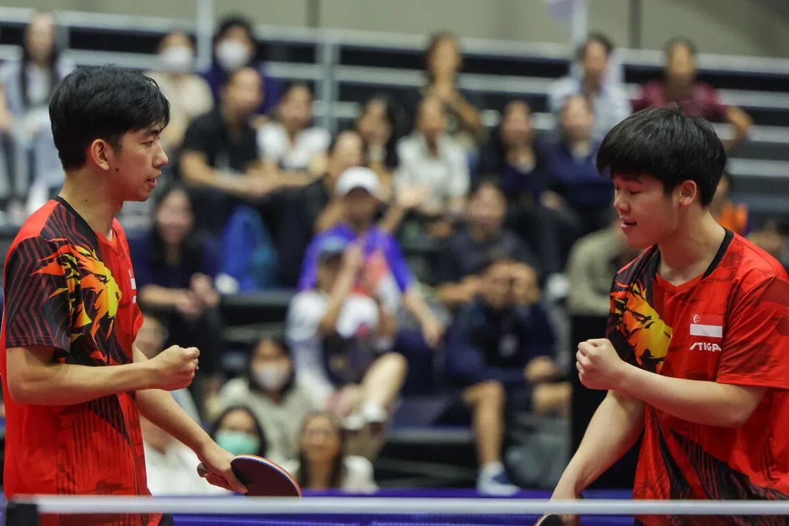 冯耀恩（左）和郭勇在决赛中庆祝得分。（白艳琳摄）