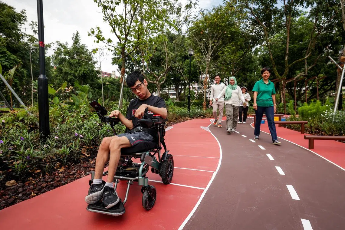 榜鹅公园康疗花园设有首个位于公园内的轮椅挑战赛道。总理公署部长兼财政部及国家发展部第二部长英兰妮（右一）星期四为康疗花园主持开幕。（叶振忠摄）