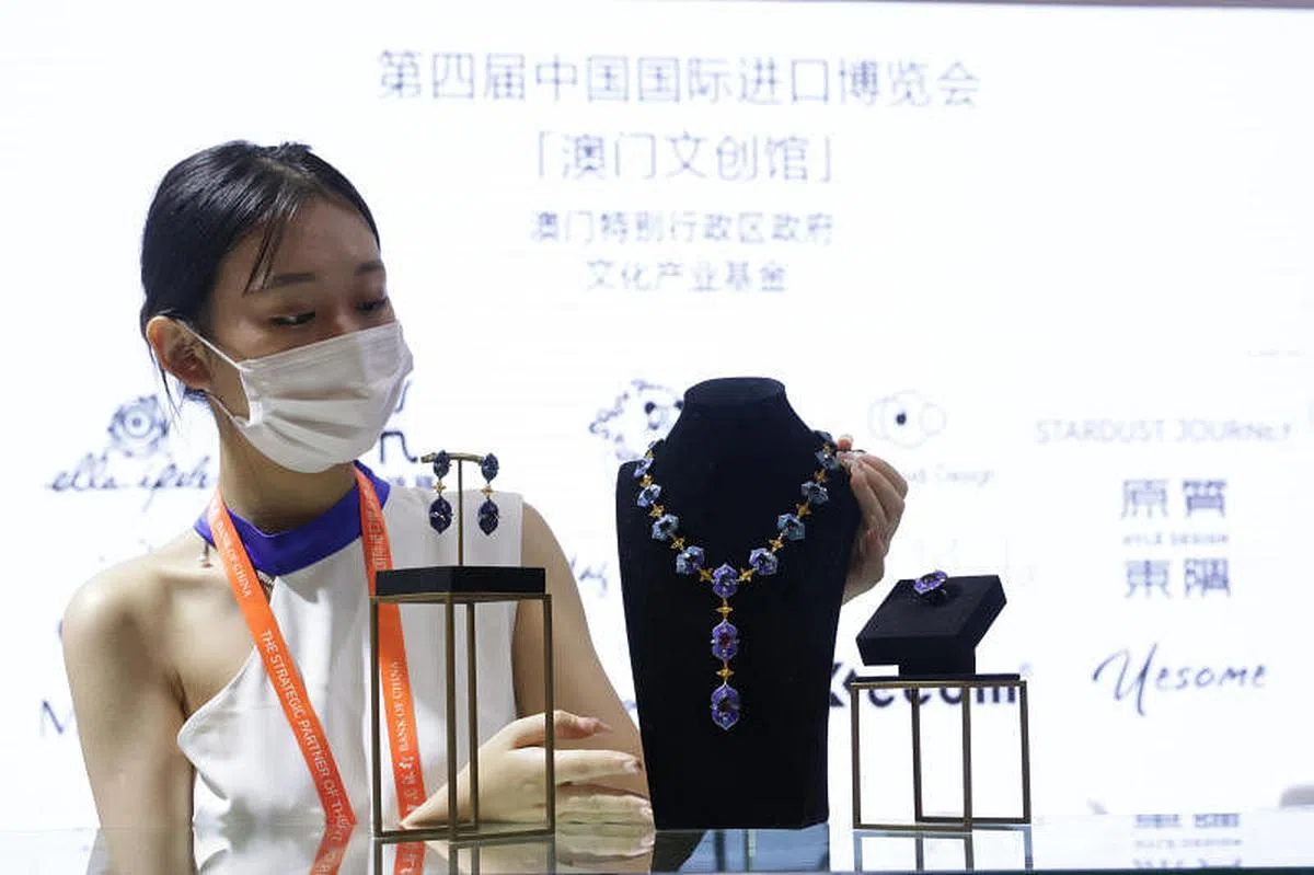 澳门特别行政区政府文化产业基金展台展示精美饰品。（中新社）