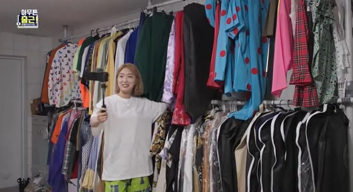 李珠恩家中放满她负责的艺人服装。（视频截图）