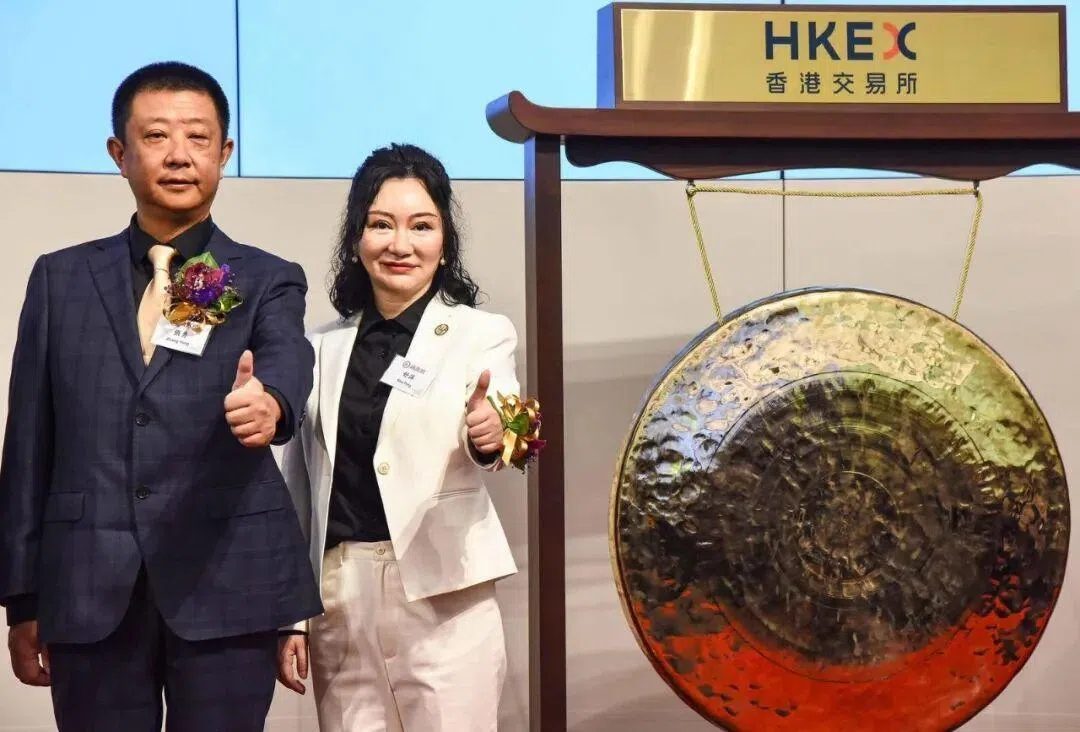 海底捞创办人张勇（左）和联合创办人舒萍分别出售股票、申请短期贷款，引发外界猜测是为在过渡期结束前补税。（互联网）