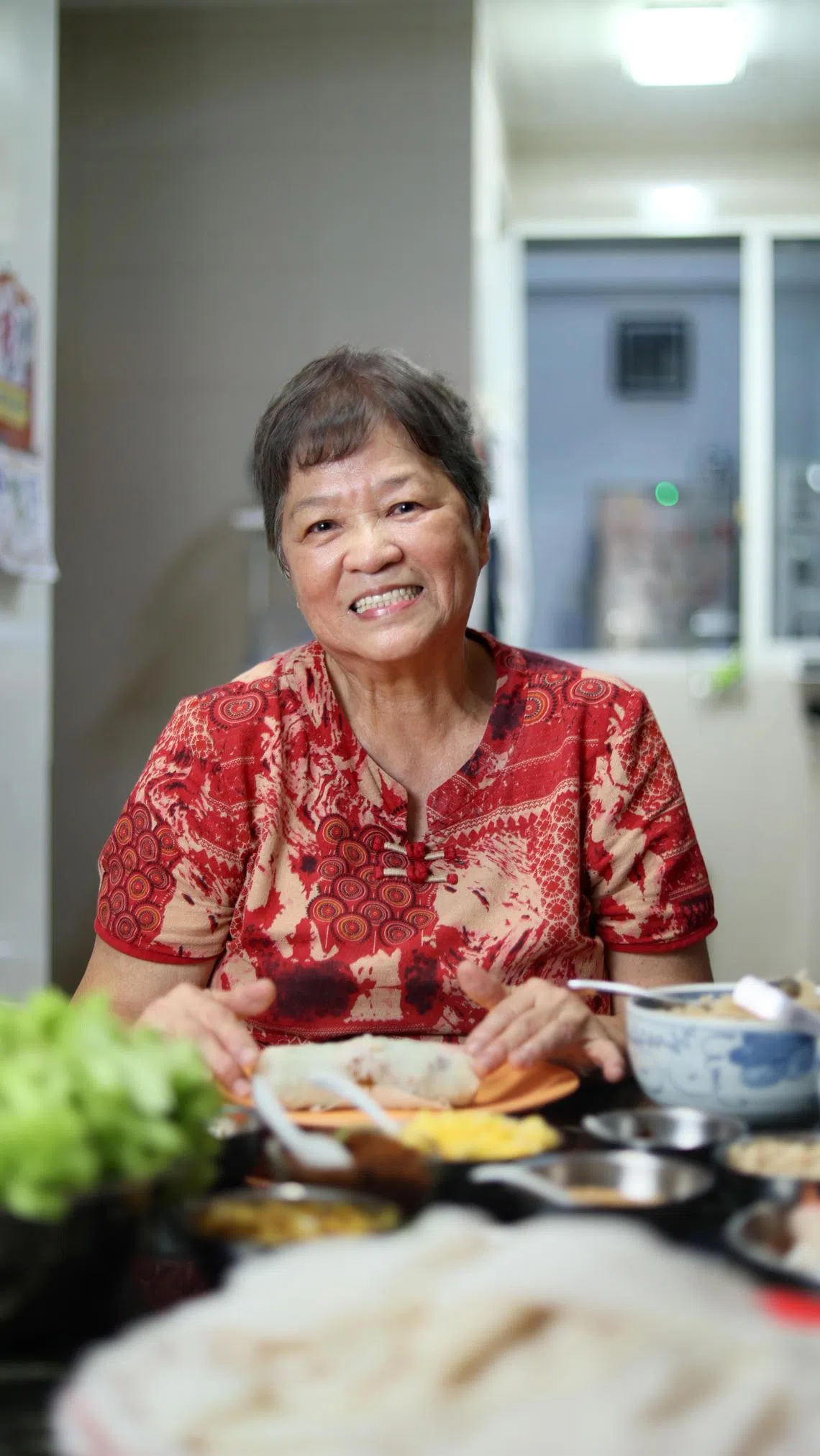 薛丽莉享受在厨房准备薄饼食材的过程。（龙国雄摄）