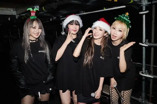 四名成员戴上圣诞主题的发箍，为新加坡歌迷带来惊喜。（取自Minzy IG）