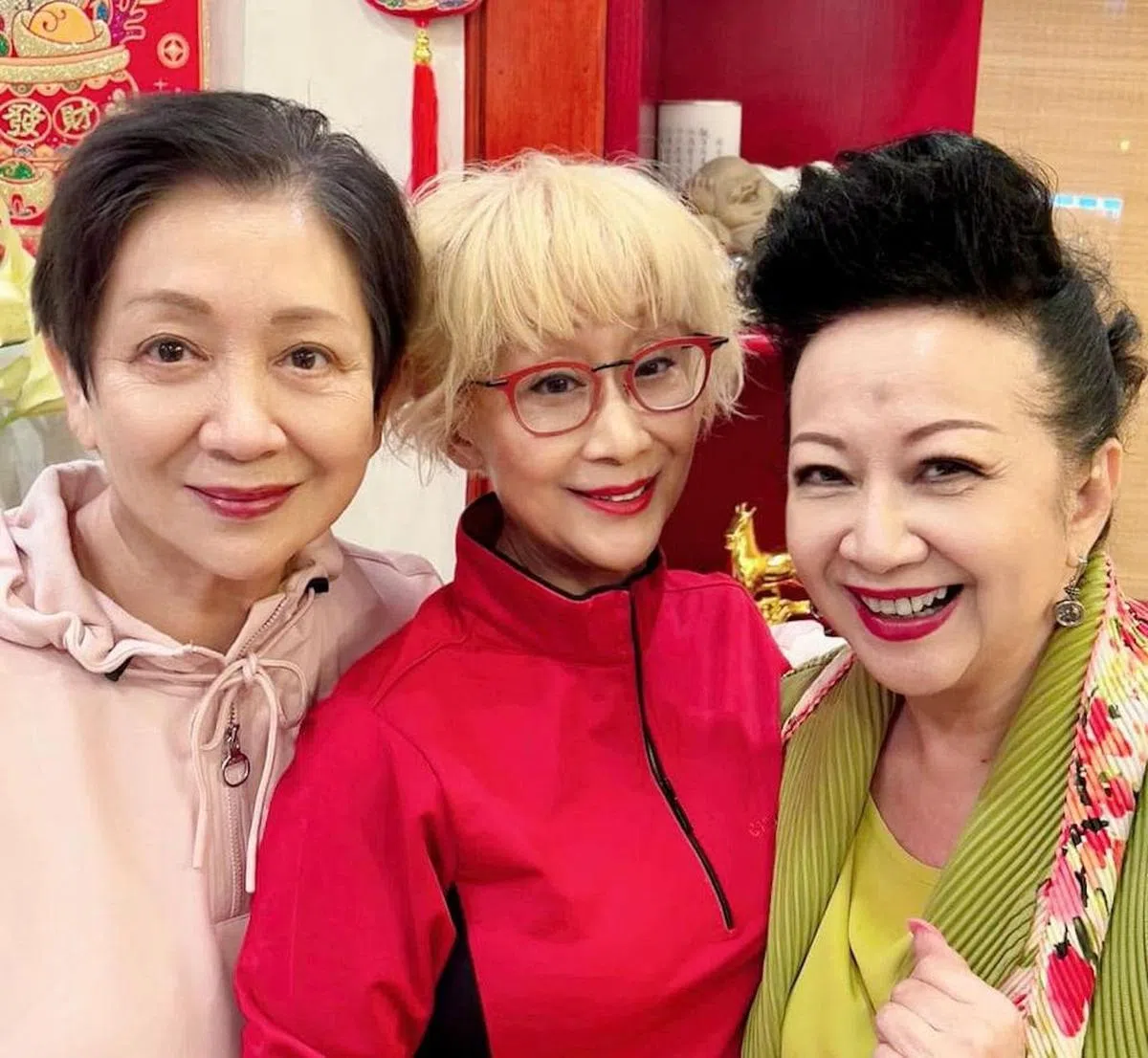 陈曼娜（中）和薛家燕（右）、鲍起静在寿宴上合照。（取自艺人脸书）