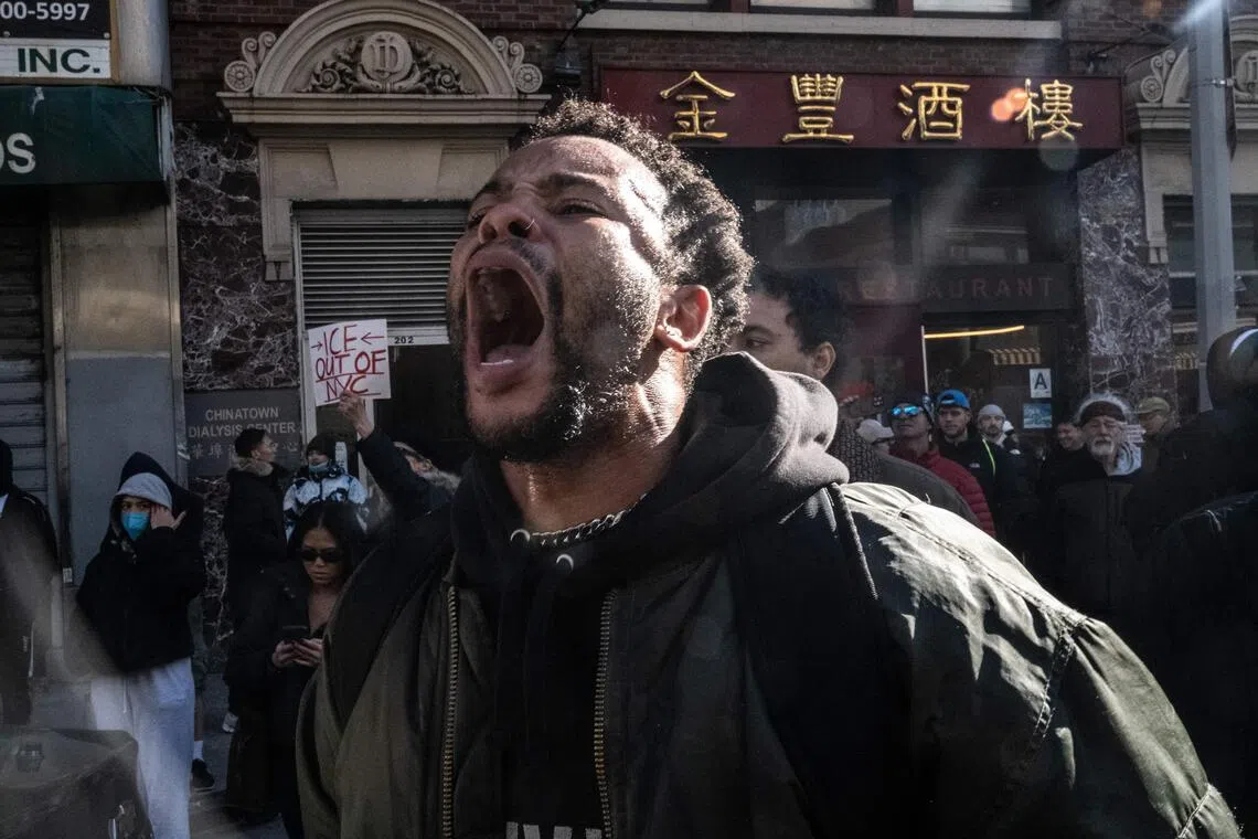 一名抗议者遭警方拦阻后怒吼咆哮，宣泄不满。（法新社）