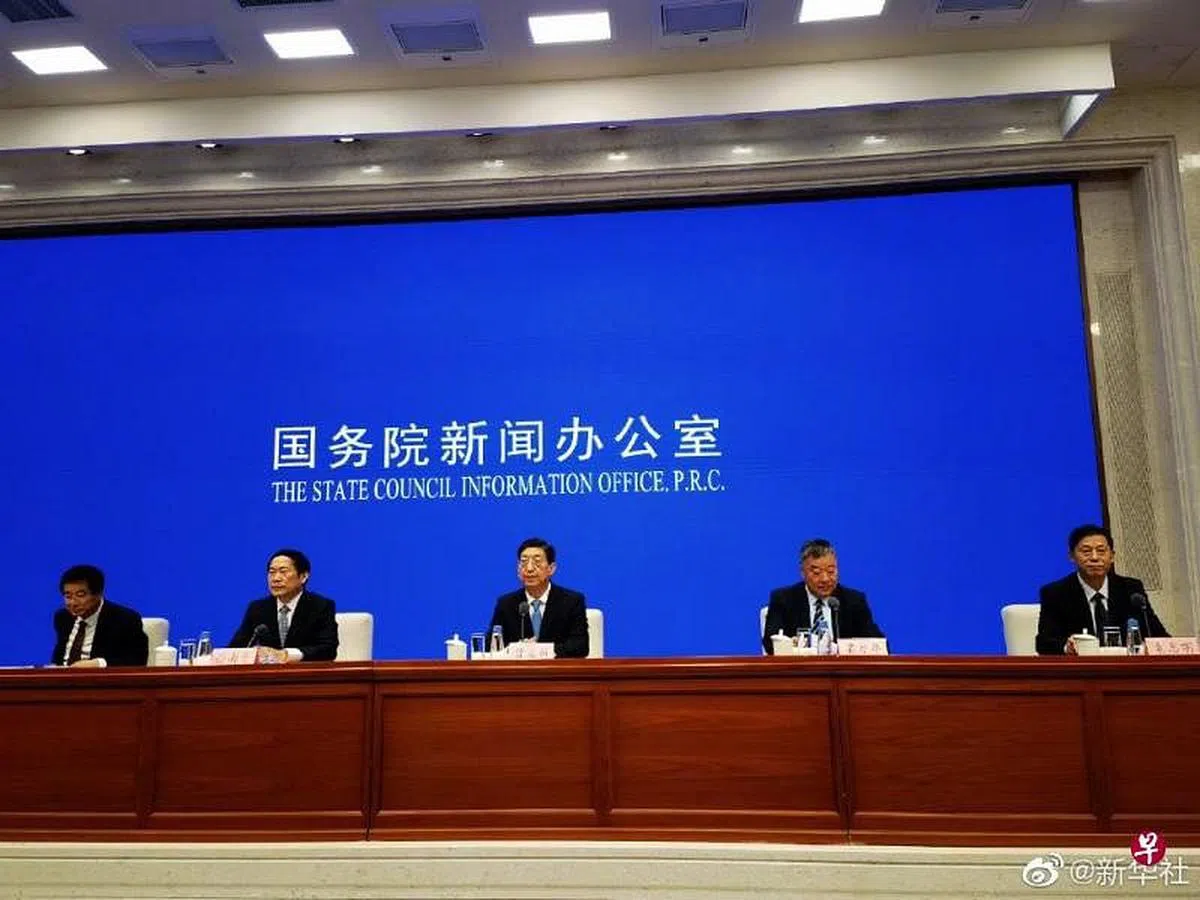 中国国家卫生健康委副主任曾益新（中）在今天举行的国新办新闻发布会上表示，中国不接受世卫组织病毒溯源第二阶段计划。（新华社微博）