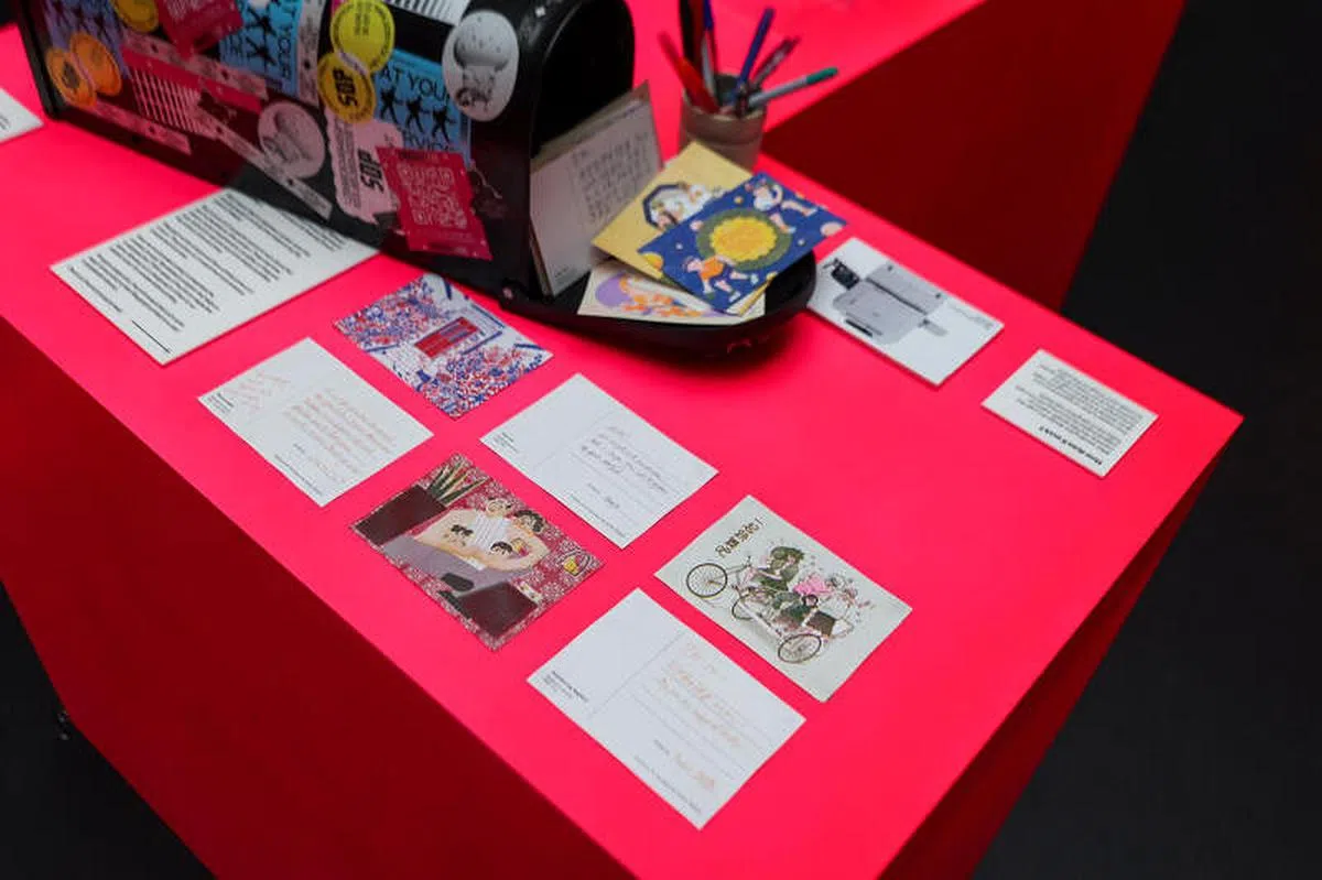 “嘿，你有信！”是本地学生发起的义务活动，通过设计及书写明信片给年长者，助他们与社会连接。（白艳琳摄）