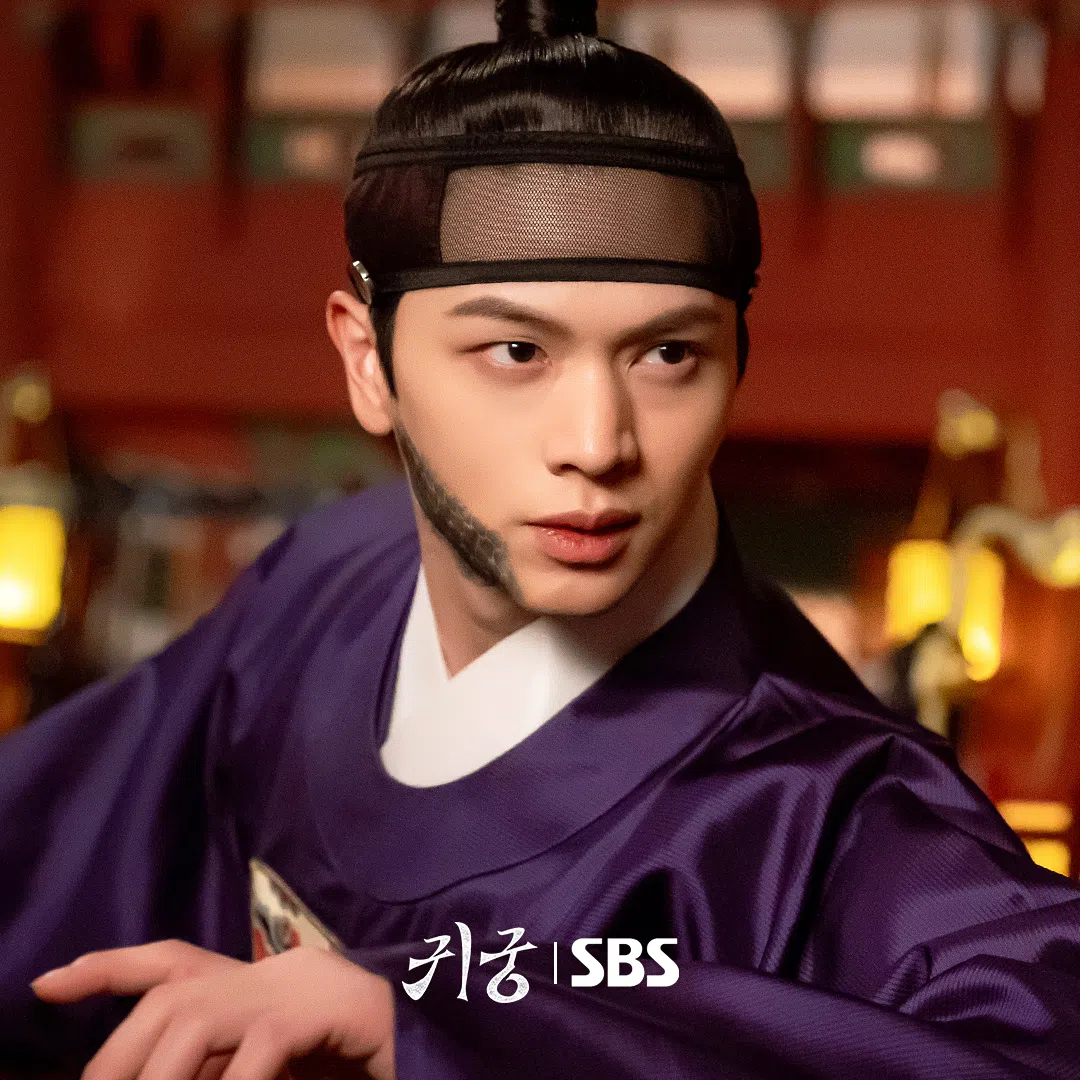 《鬼宫》是陆星材的首部古装作品，他这次挑战一人分饰两角。（取自SBS Drama脸书）