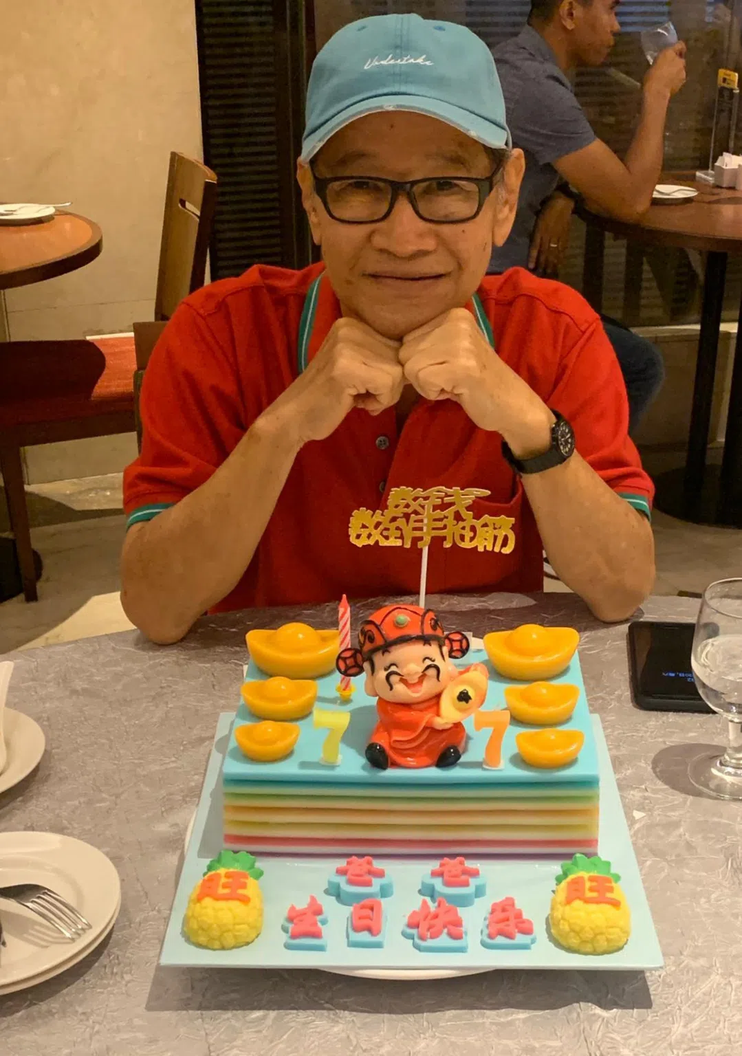 张为庆祝77岁生日时，孩子献上蛋糕同庆。（张为提供）