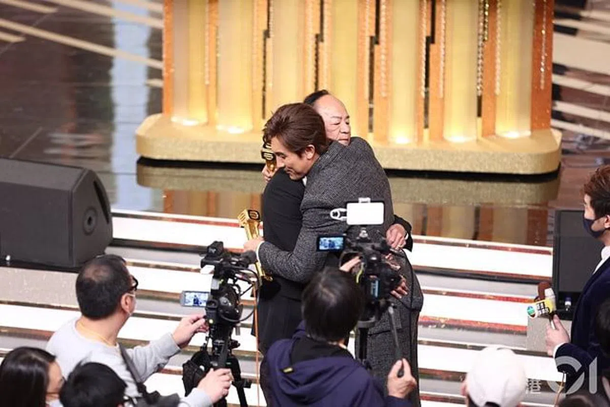 狄龙和谭俊彦台下相拥。（视频截图）