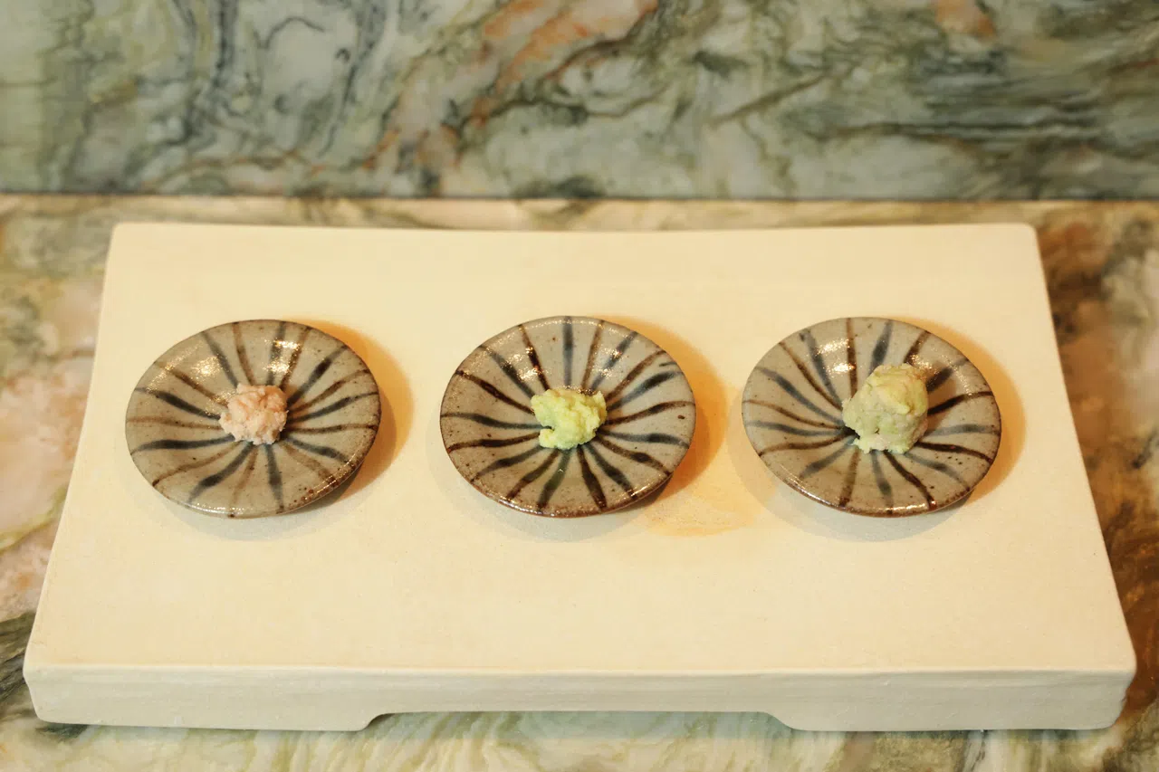 （左起）根茎部研磨出的山葵、另一端茎部磨出的山葵，将二者结合即可达到甜辣平衡的山葵风味。（蔡家增摄）