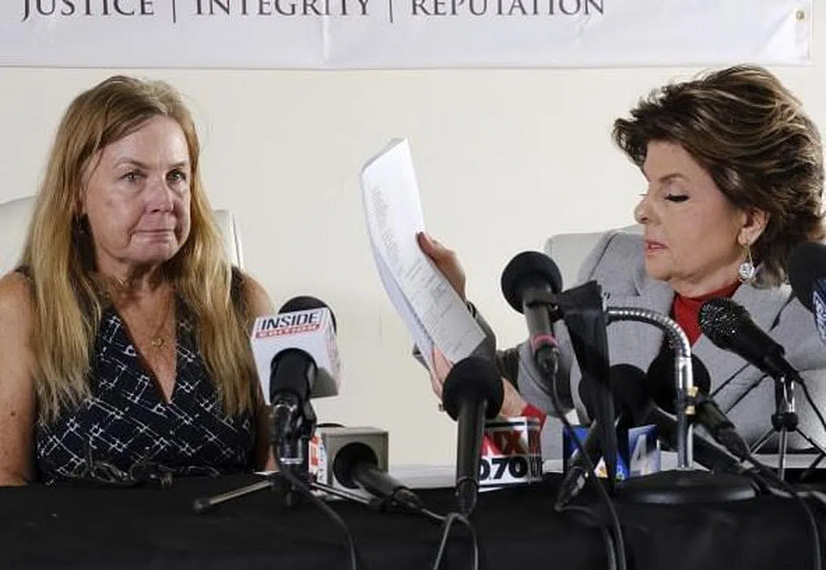  编剧指导米切尔（左）在律师的陪同下怒控亚历·鲍德温，称“剧本中没有要他开枪。”