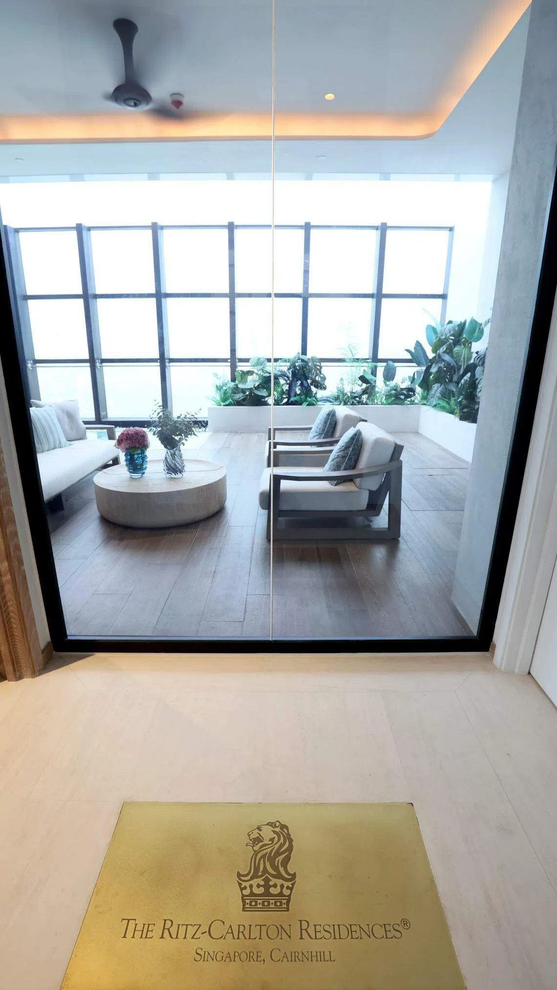 这栋别墅位于新加坡丽思卡尔顿公寓（Ritz Carlton Residences）顶层，涵盖35楼至37楼空间的三层楼式单位。（龙国雄摄）