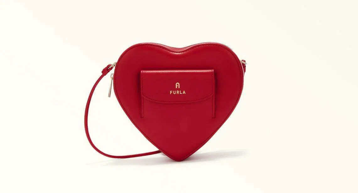 Furla迷你斜挎包的心形设计，让人一入眼便难忘。（品牌提供）