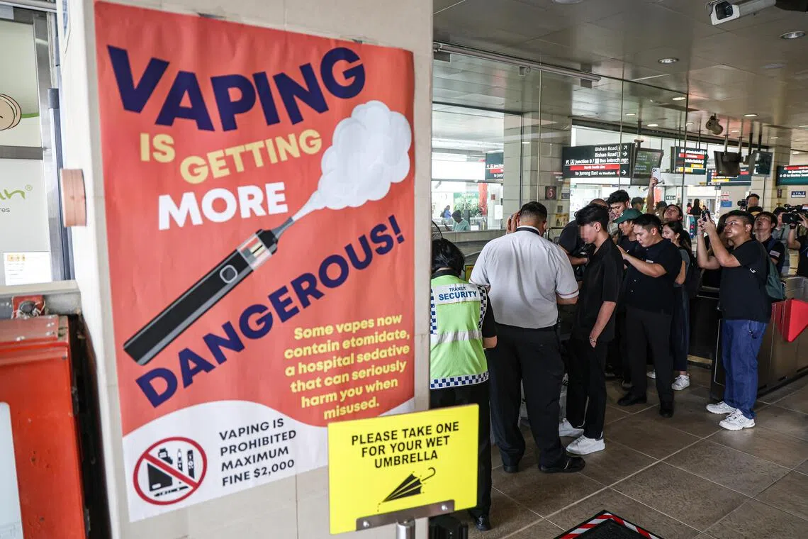 全岛几乎所有地铁站都张贴了打击电子烟的海报，但还是有人铤而走险，携带电子烟上地铁。（关俊威摄）