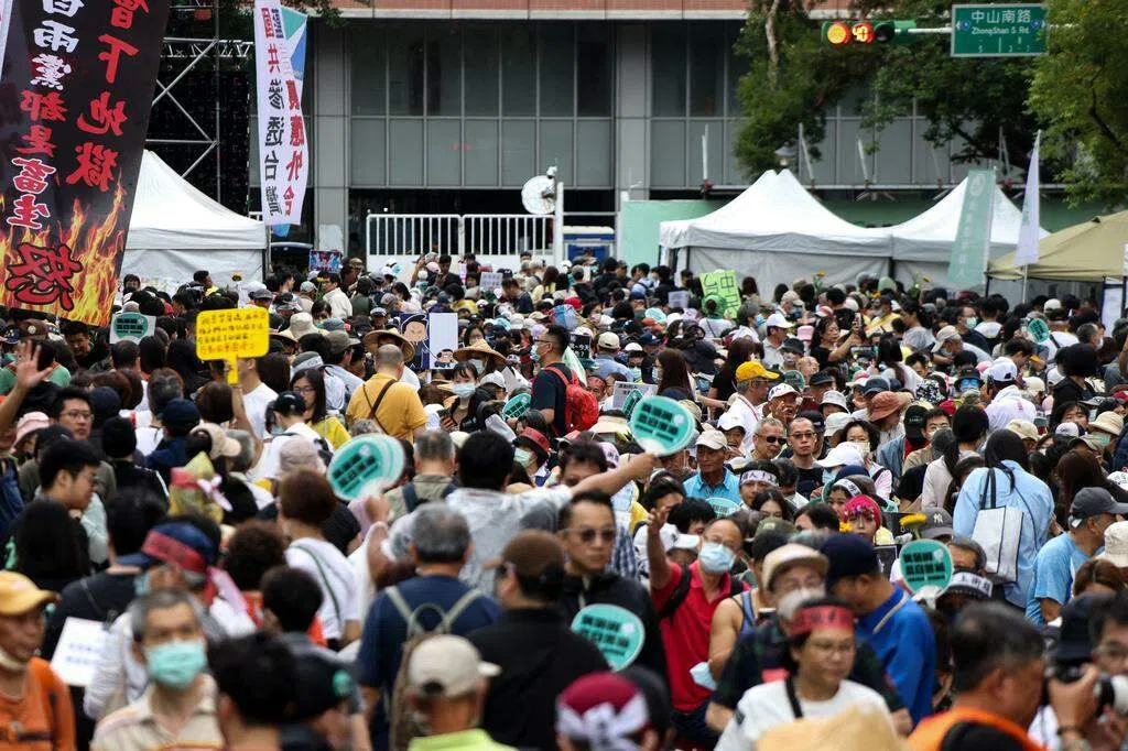 台在野阵营拼立院改革修法 议场外数千民众抗议