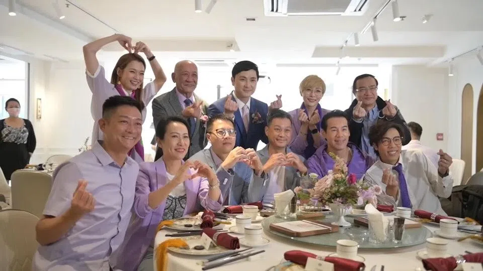 李泳豪（后排中）的婚礼除了李家鼎（后排左二）出席，他的圈中好友包括TVB艺人吕慧仪（后排左一）、汤盈盈（后排右二）、锺志光（后排右起）、徐荣等都来祝贺。（视频截图）
