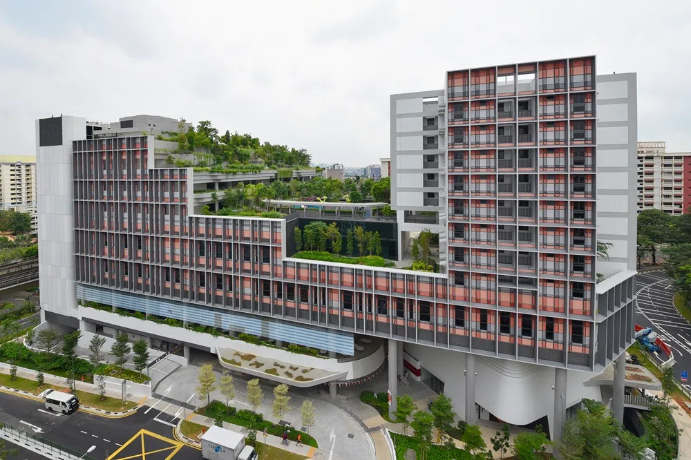 集合小型公寓、小贩中心、医疗中心、零售商店和托儿所等各种设施于一体的海军部村庄。（海峡时报）