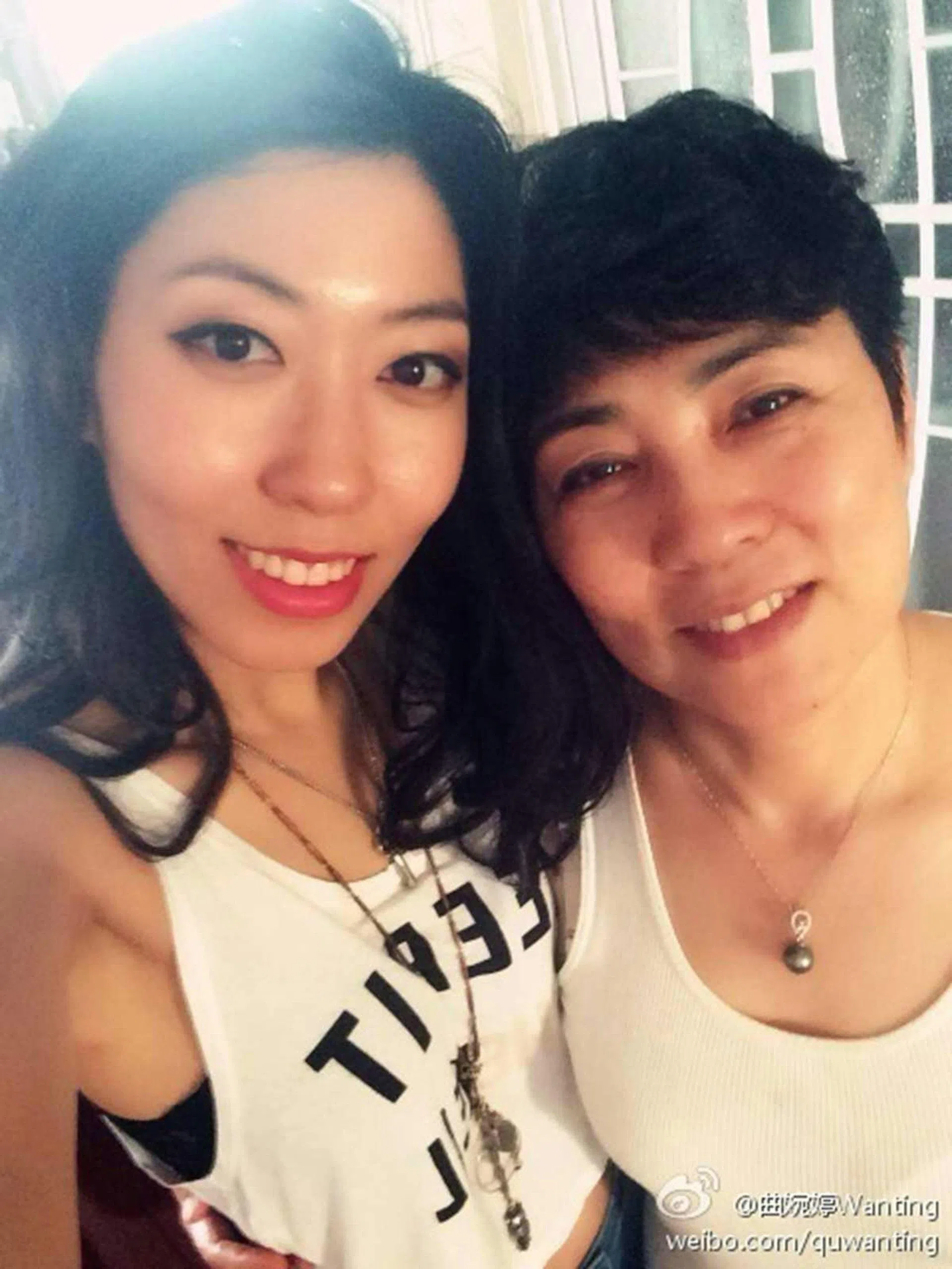曲婉婷与母亲张明杰早期的合影。（互联网）