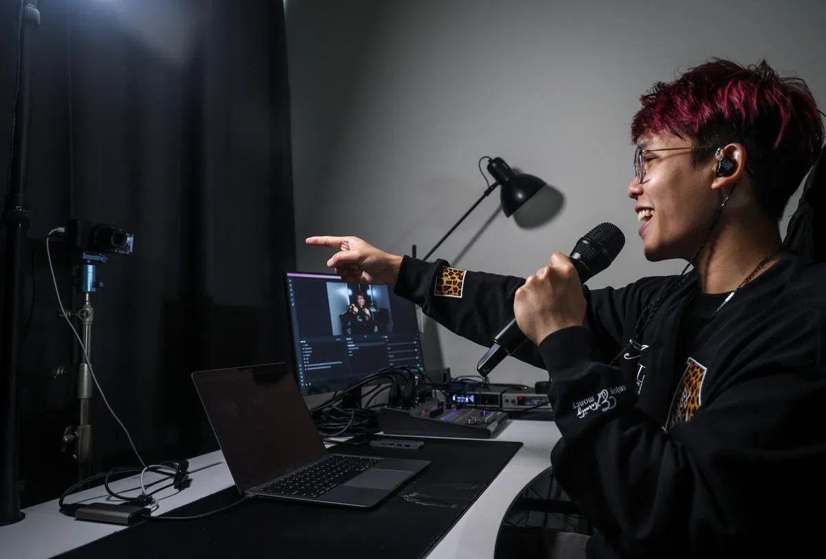 凭借驻唱时期的经验，范平庚在直播时更显得心应手。（叶振忠/摄）