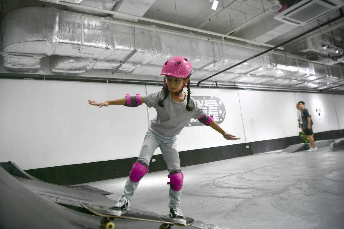 艾拉（九岁）在Por Vida Skateboarding培训中心上课。（档案照片）