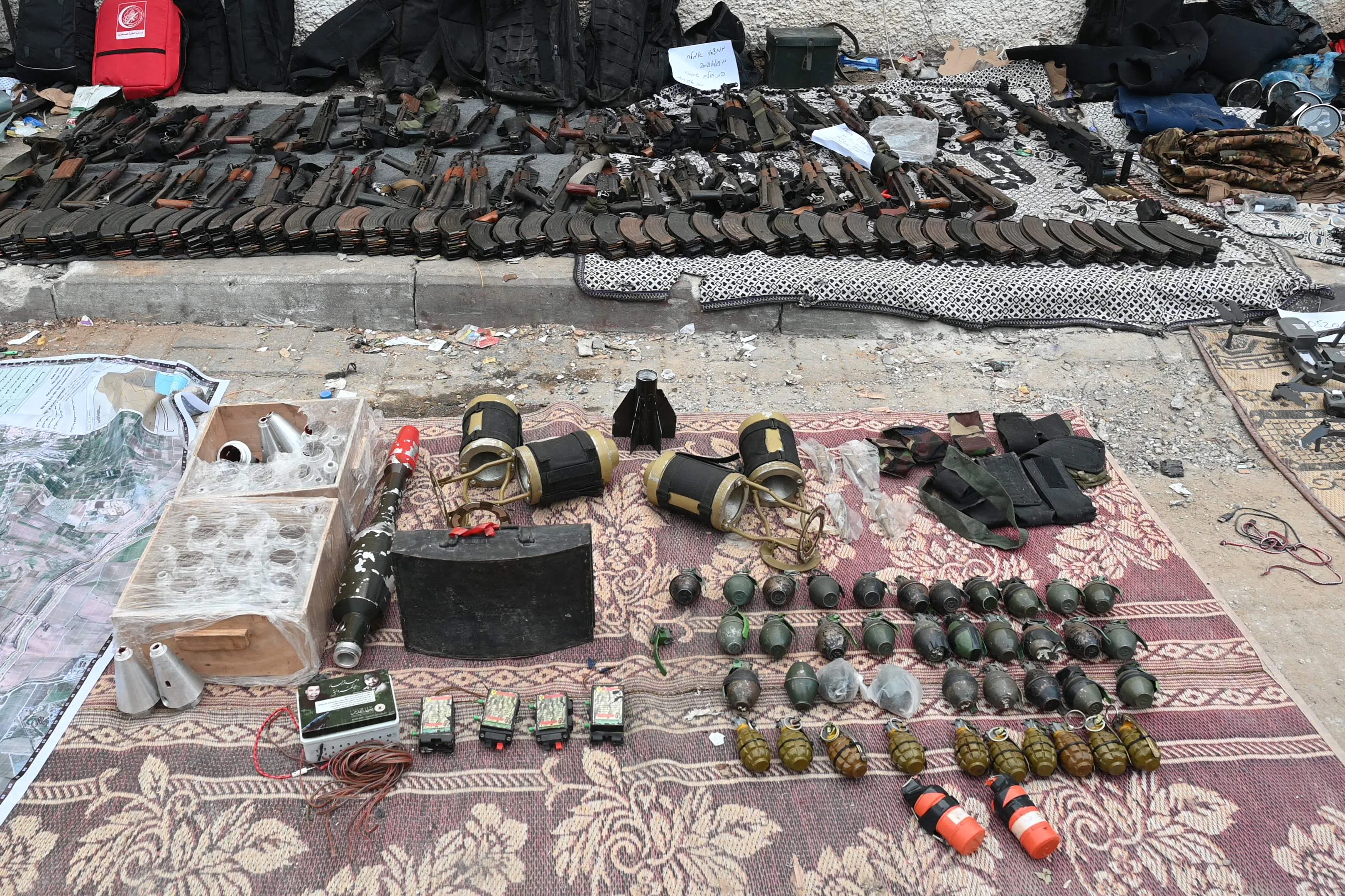 希法医院外，以军向媒体展示哈马斯所留在医院内的武器。（法新社）