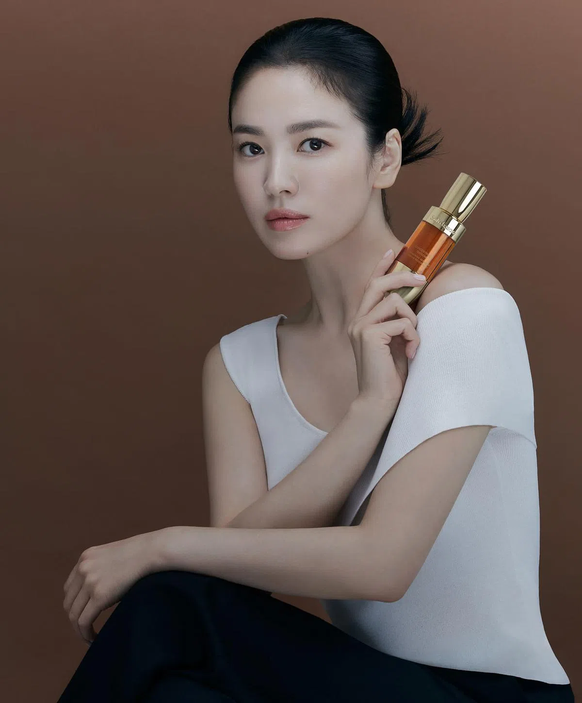 韩国雪花秀新的精华素含活性人参萃取及视黄醇，淡斑提亮肤色。
