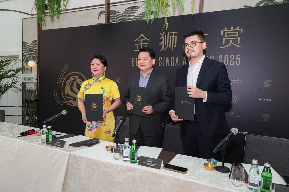 青春鼓曲社的创始人杨菲（左起）、午言媒体副首席执行官郑乐和海西悦音文化发展有限公司首席运营官王桐签署音乐文化战略合作。　（李冠卫摄）