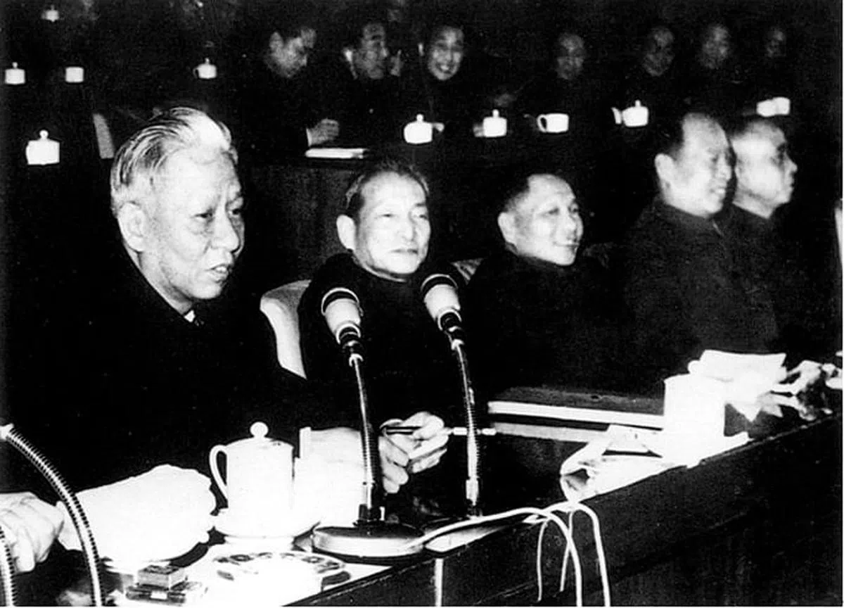 刘少奇（左一）在1962年的“七千人大会”上讲话。（人民网档案照）
