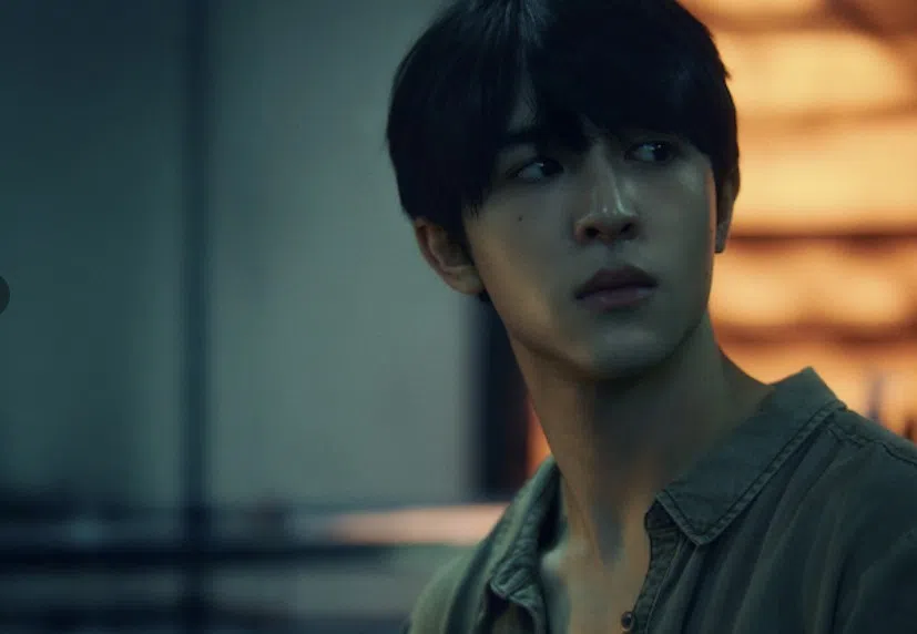 尹浩宇在《回魂计》里施展“美男计”，助舒淇和李心洁复仇一臂之力。（Netflix提供）