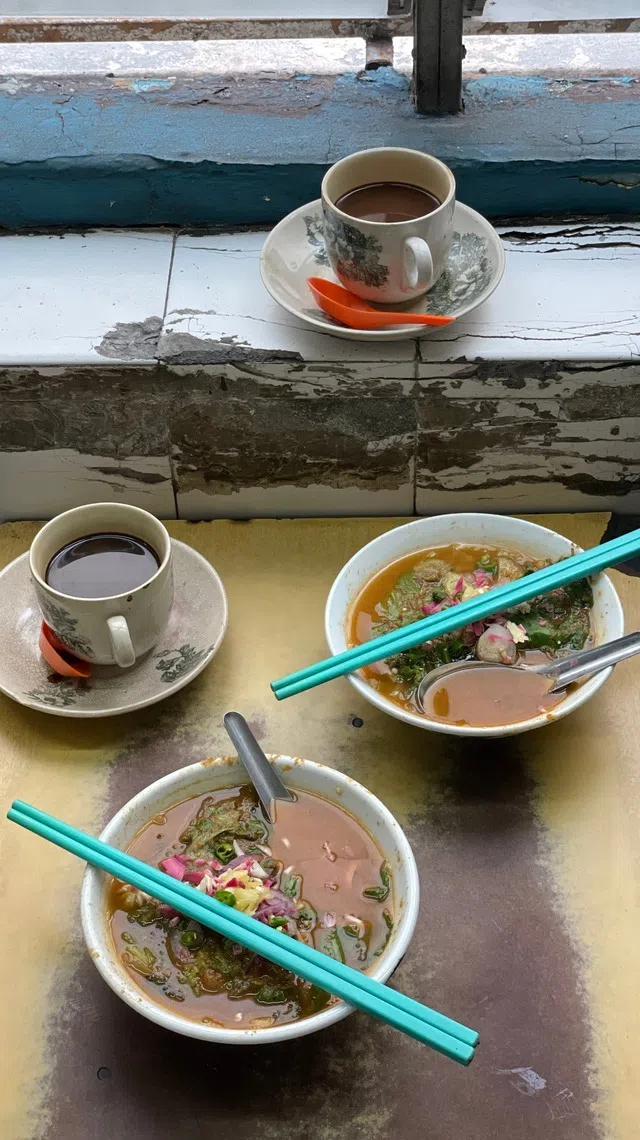 莱德斯马到槟城的格成咖啡店，会吃阿参叻沙。（受访者提供）